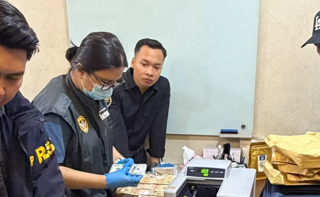 Penyidik Kortastipidkor Polri dan Ditreskrimsus Polda Metro Jaya saat menggeledah kafe dan money changer di Jaksel (Ist)