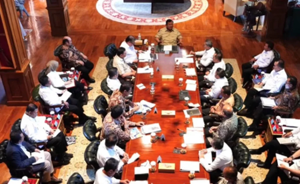 Presiden Prabowo saat memimpin ratas Kabinet Merah Putih di Hambalang, Bogor (Instagram/@presidenrepublikindonesia)