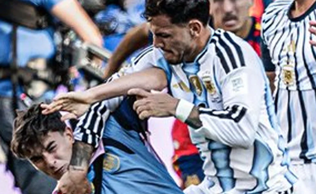 Pemain Argentina ribut dengan pemain Spanyol usai final Piala Dunia 2026 (X/@azucenau)