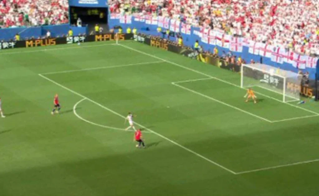 Momen Alexander Sorloth tak oper bola ke Erling Haaland di laga Norwegia vs Inggris (fifa.com)
