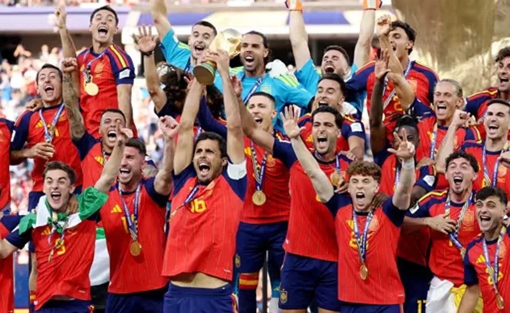 Selebrasi pemain Spanyol saat angkat trofi Piala Dunia 2026 (fifa.com)