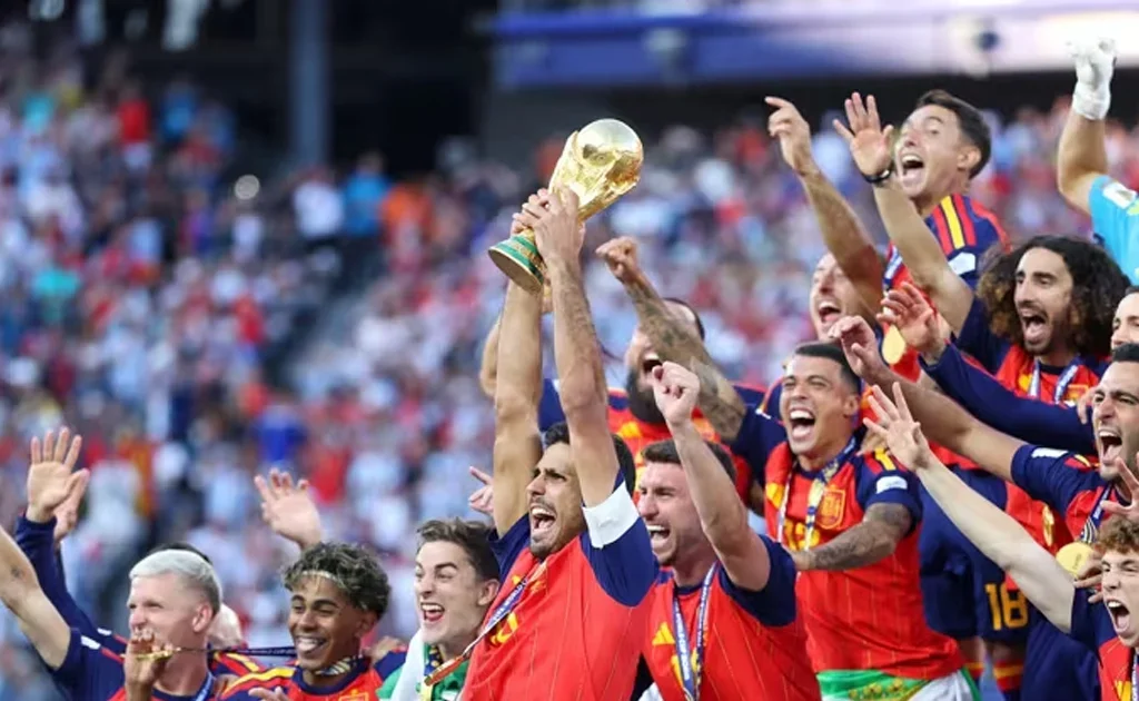 Selebrasi pemain Spanyol saat angkat trofi Piala Dunia 2026 (fifa.com)