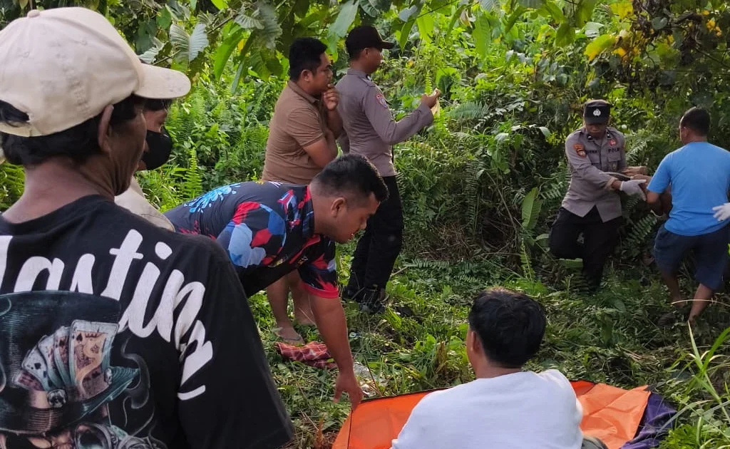 Evakuasi korban yang diduga bunuh diri di Kampung Labanan Jaya, Kecamatan Teluk Bayur, Berau, Sabtu (11/6/2026). (Ist)
