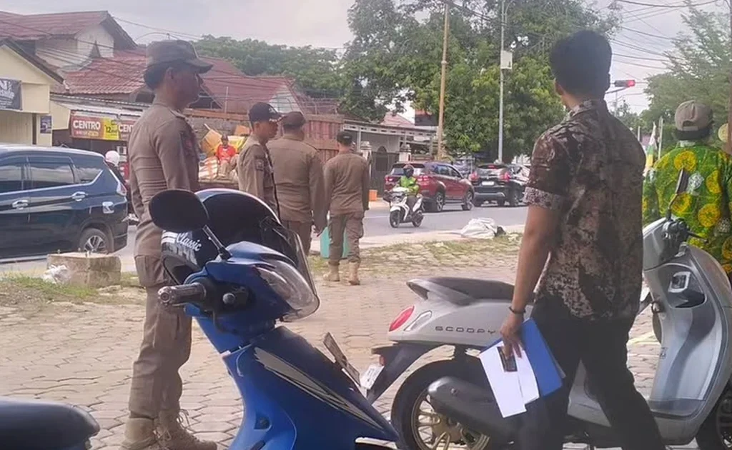 Salah satu pelaku UMKM Berau saat di datangi oleh petugas untuk mendata pembayaran pajak (Ist)