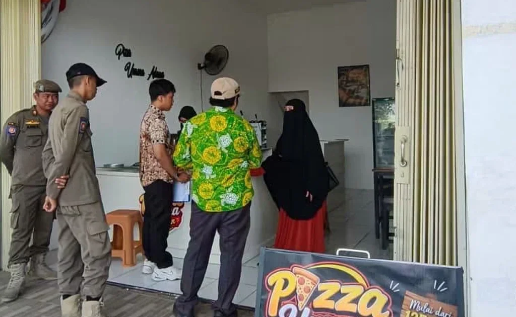 Salah satu pelaku UMKM Berau saat di datangi oleh petugas untuk mendata pembayaran pajak (Ist)