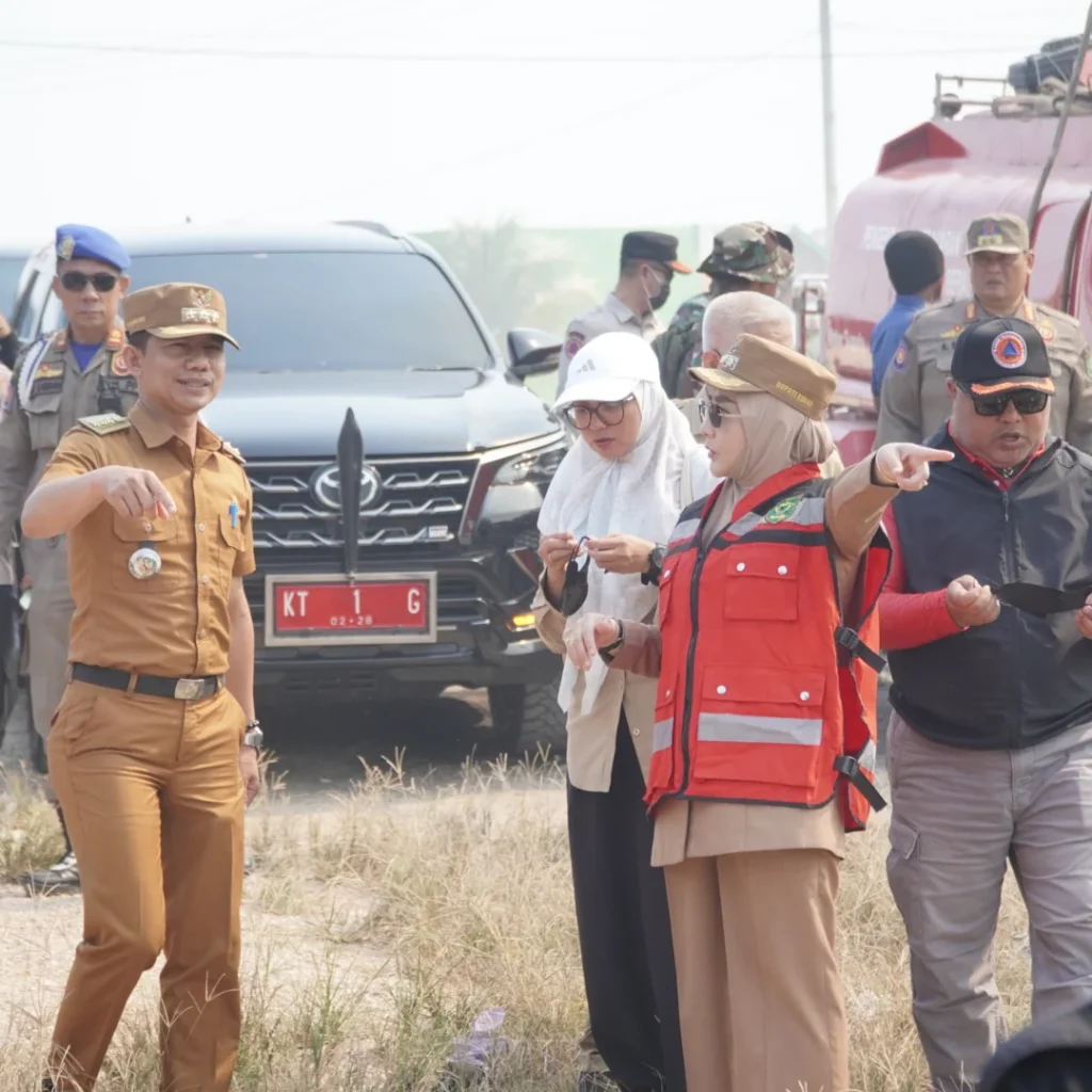 Bupati Berau, Sri Juniarsih, bersama jajaran Forkopimda meninjau lokasi karhutla di Kilometer 9 Kampung Labanan, Kecamatan Teluk Bayur, Selasa (18/8/2026).