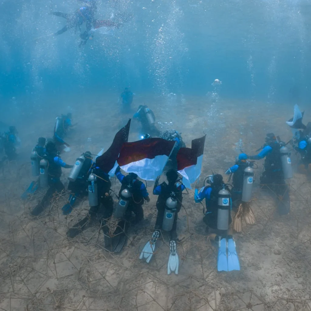 Komunitas Berau Divers melakukan pengibaran Bendera Merah Putih di bawah laut Pulau Maratua dalam rangka HUT ke-81 RI.