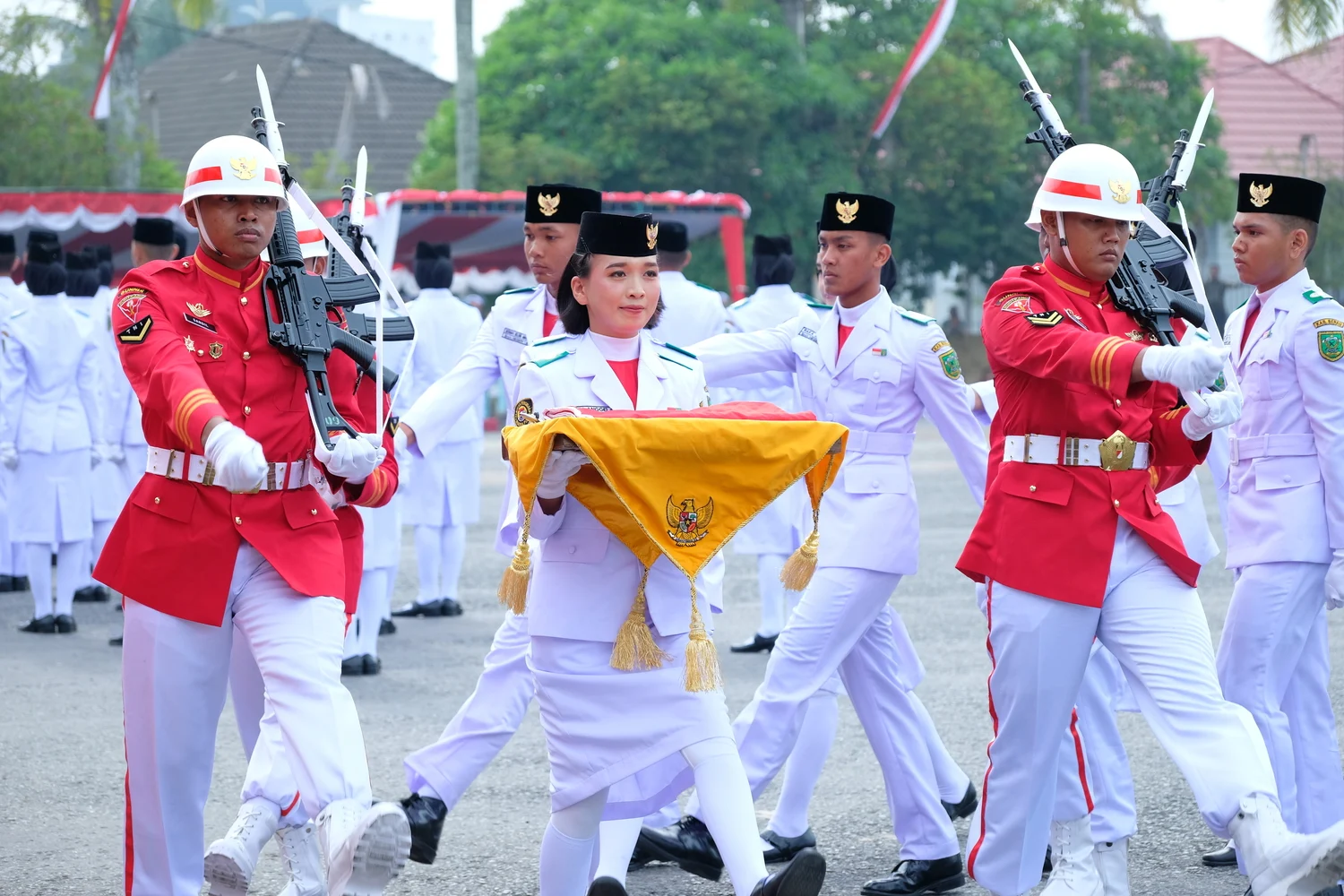 Serba-serbi HUT RI Berau: Pengibaran Bendera di Bawah Laut hingga Apresiasi Pelajar Berprestasi
