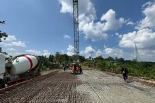 Jalan Longsor Simpang 3 Maluang Mulai Dicor, Lalu Lintas Tetap Lancar