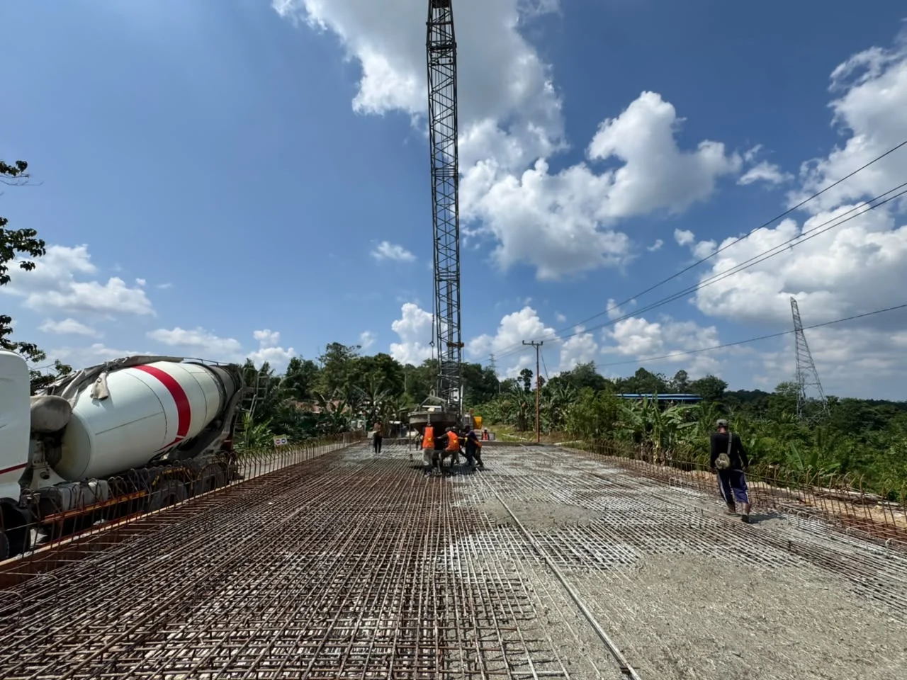 Jalan Longsor Simpang 3 Maluang Mulai Dicor, Lalu Lintas Tetap Lancar
