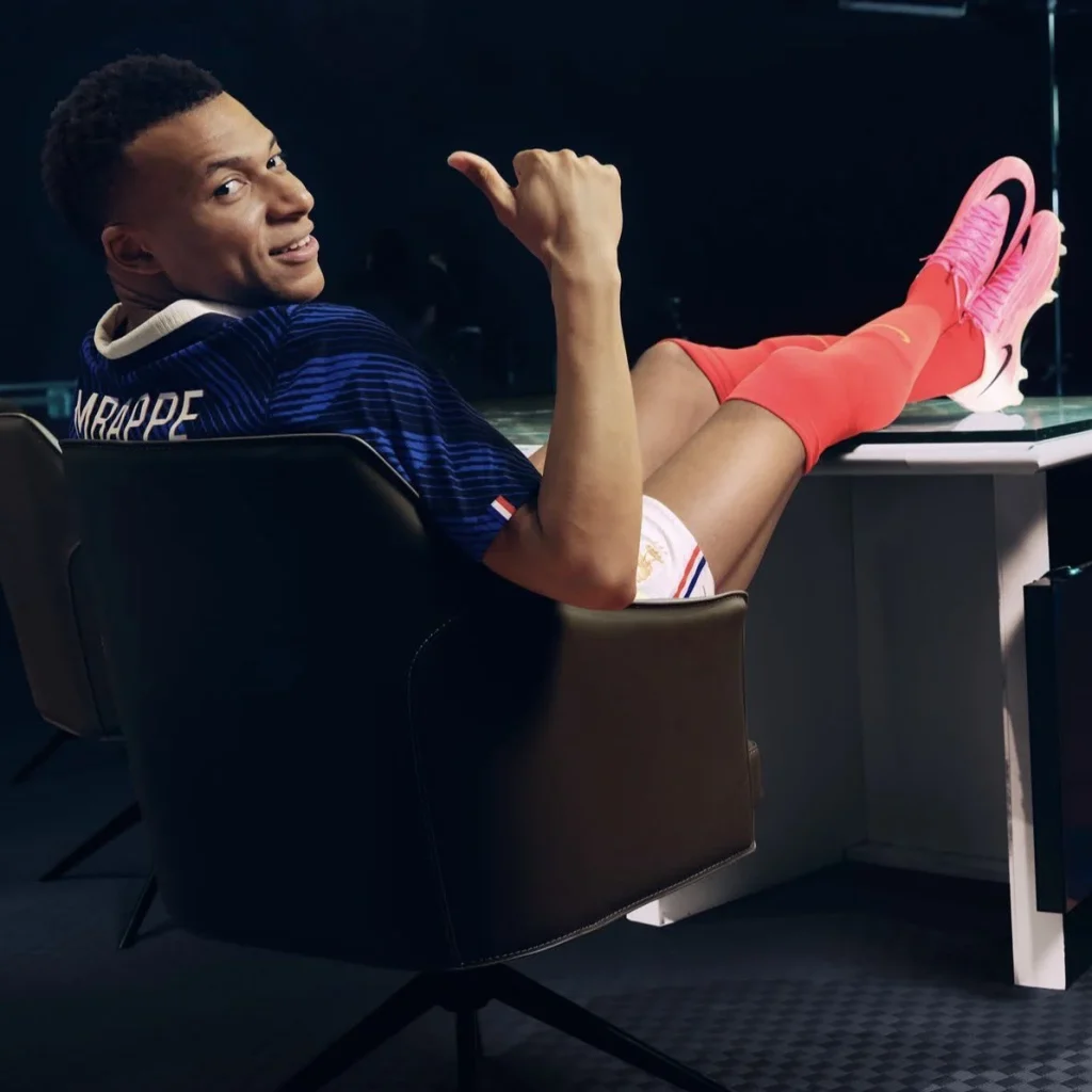 Kylian Mbappe memamerkan produk sepatu olahraga Nike. (x/@_BeFootball)