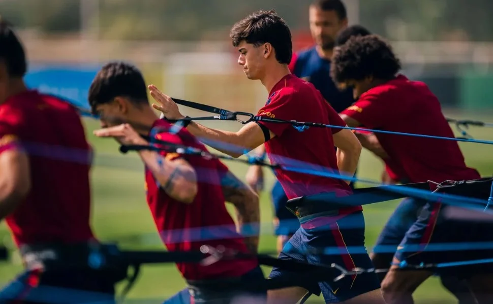 Skuad Barcelona menjalani latihan intens usai batal melawan Preston di Inggris. (fcbacelona.com)