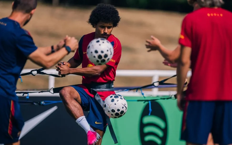Skuad Barcelona menjalani latihan intens usai batal melawan Preston di Inggris. (fcbacelona.com)