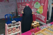 Konsisten dengan Lapak Pink, Hany Dessert Sukses Menarik Pelanggan di Berau