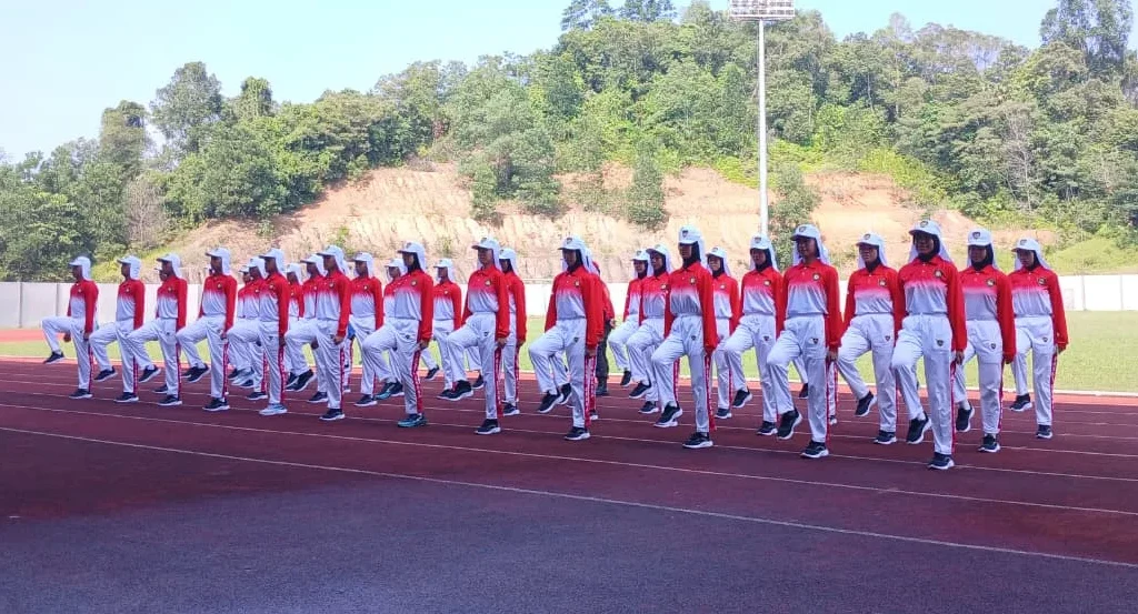35 Calon Pasukan Pengibar Bendera upacara HUT ke-81 RI saat menjalani latihan fisik dan baris berbaris di Stadion Mini Teluk Bayur, Senin (3/8/2026). (Adrikni/BT)