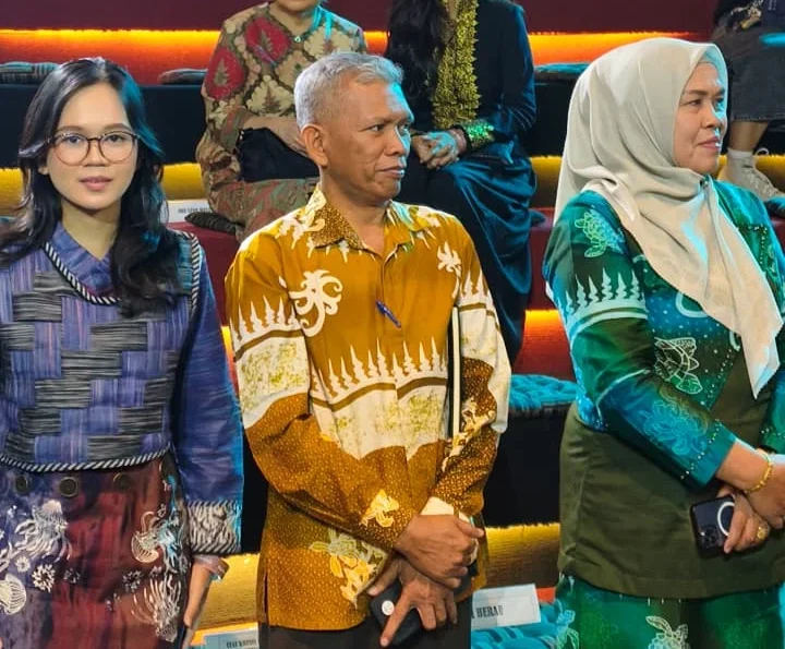 Finalis putra putri batik nusantara asal Berau, Bulqis Sastra, bersama Kepala Disbudpar Berau, Yudha Budisantosa, dan Kepala Diskoperindag, Eva Yunita, saat peresmian batik motif maratua dan derawan dan tari dalling. (IST)