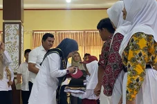 Realisasikan Janjinya, Sri Juniarsih Bagikan Langsung Seragam Gratis Siswa SD dan SMP