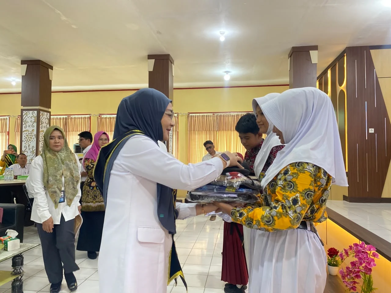 Bupati Berau, Sri Juniarsih, serahkan paket seragam sekolah gratis ke siswa SD dan SMP, Rabu (5/8/2026).