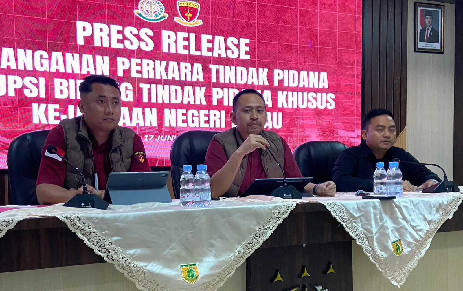 Kepala Seksi Tindak Pidana Khusus Kejari Berau, Erwin Adyabakti (tengah).