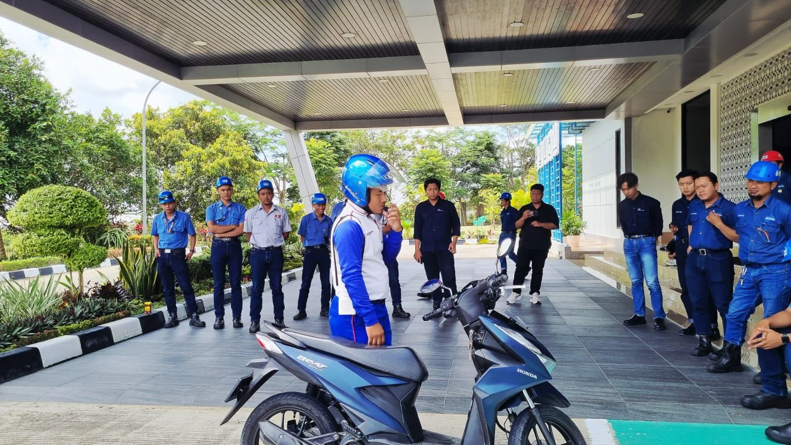 Tetap Waspada Berkendara Saat Hujan, Astra Motor Kaltim 1 Berikan Tips 