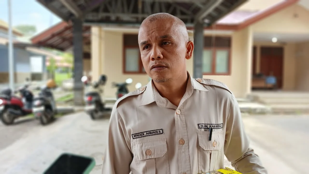 Plt Kepala Bidang Kebersihan DLHK, Irwadi Ahmadi Siregar. (Adrikni/BT) 