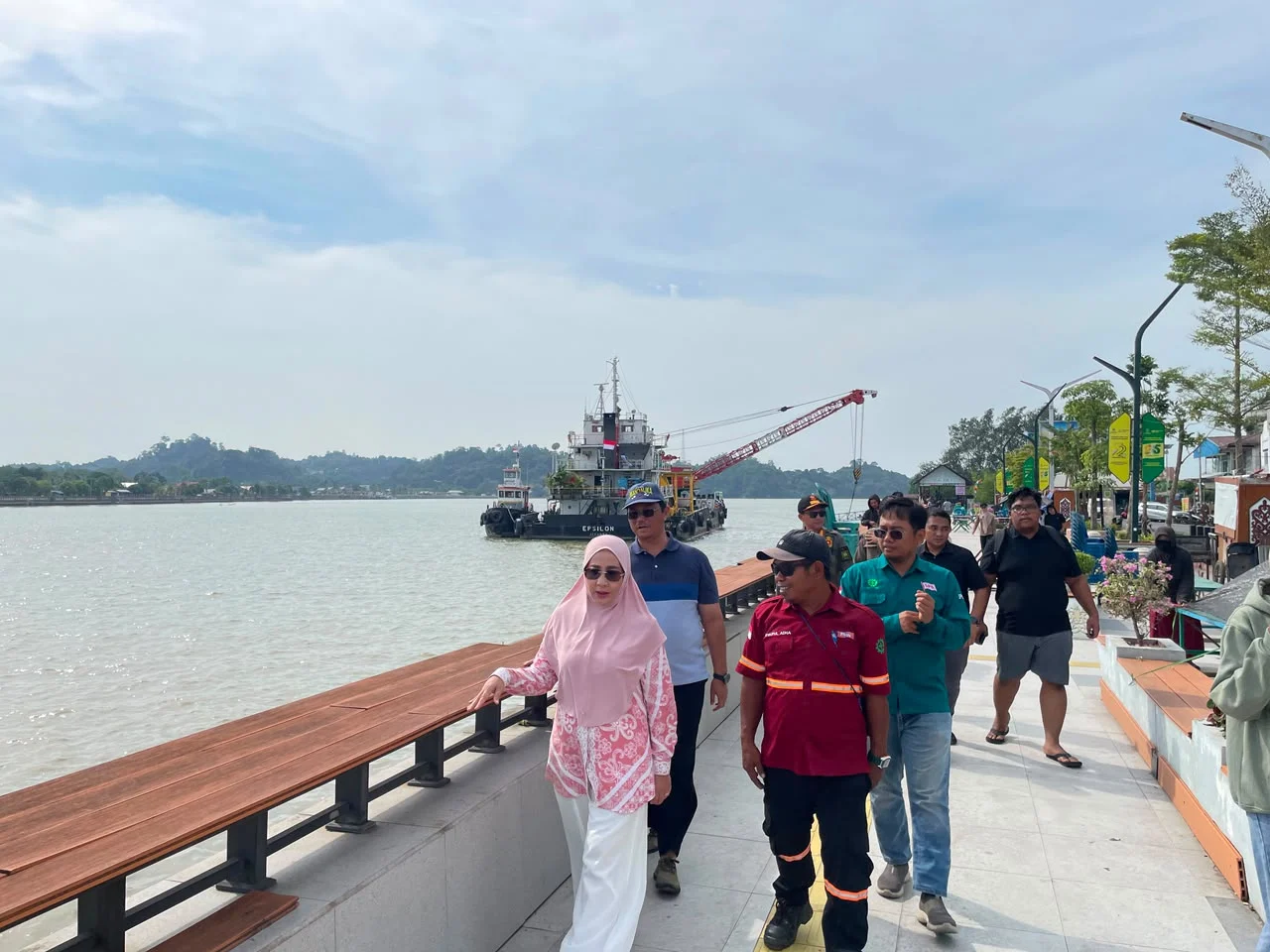 Bupati Berau, Sri Juniarsih, saat meninjau langsung proses perbaikan Dermaga Rajanta dan turap di Jalan Ahmad Yani, Tanjung Redeb, Sabtu (8/8/2026).