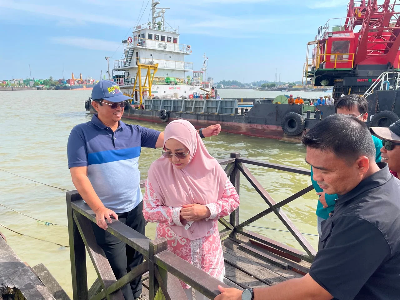 Bupati Berau, Sri Juniarsih, saat meninjau langsung proses perbaikan Dermaga Rajanta dan turap di Jalan Ahmad Yani, Tanjung Redeb, Sabtu (8/8/2026).
