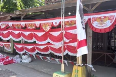 Jauh-jauh dari Garut ke Berau, Pedagang Bendera Musiman Ngaku Sepi Pembeli dan Omzet Anjlok