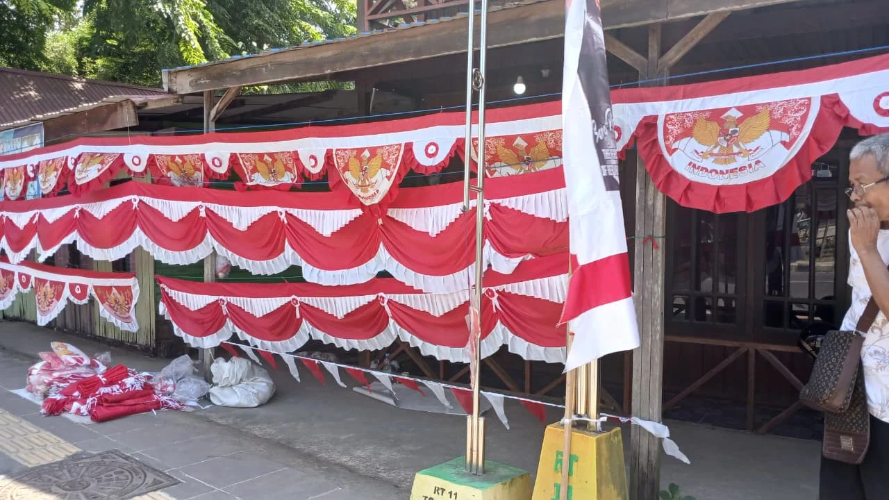 Jauh-jauh dari Garut ke Berau, Pedagang Bendera Musiman Ngaku Sepi Pembeli dan Omzet Anjlok