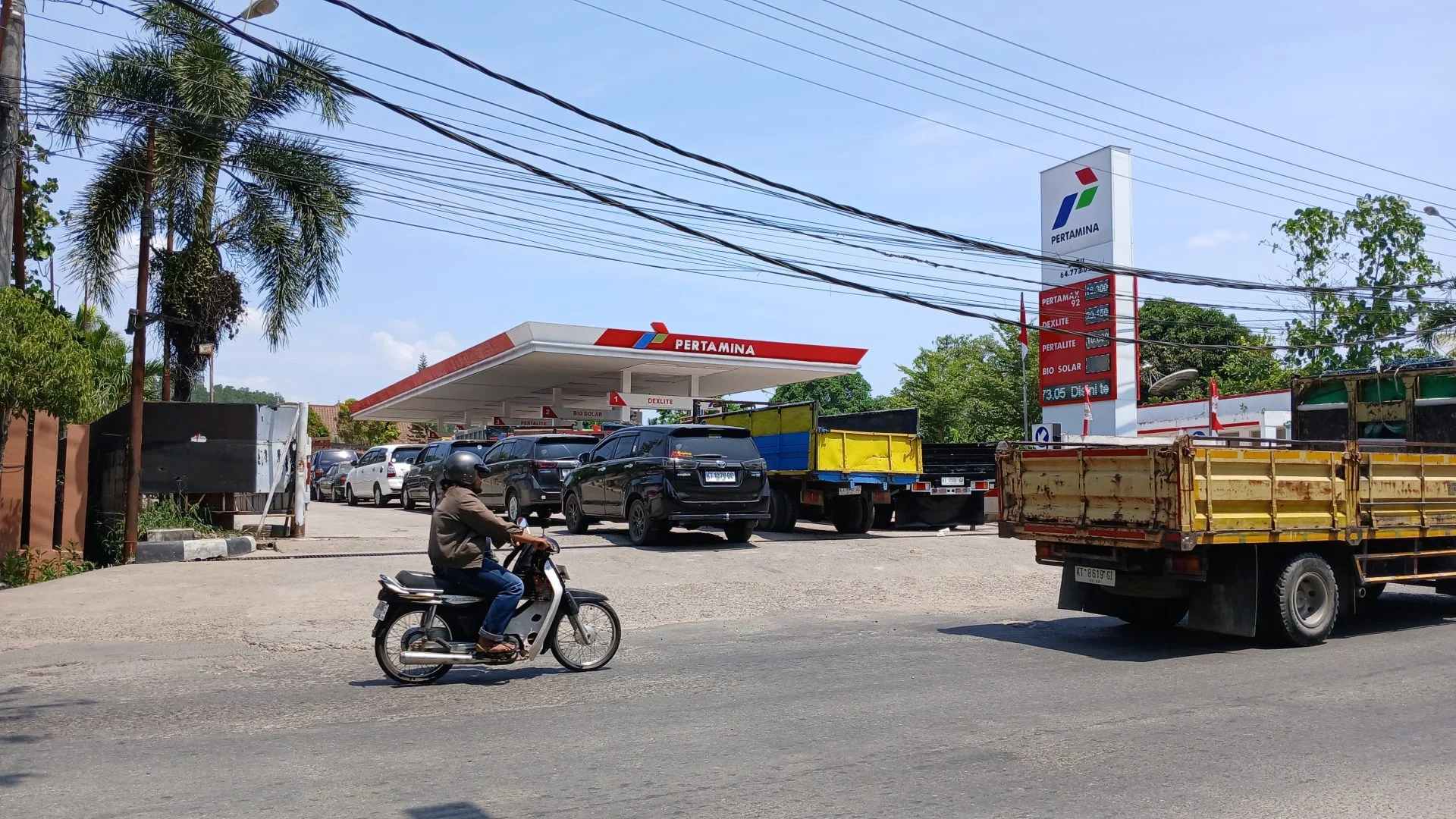 Rela Nunggu Berjam-jam Demi BBM, Warga Akui Antrean di SPBU Sudah Jadi Rutinitas 