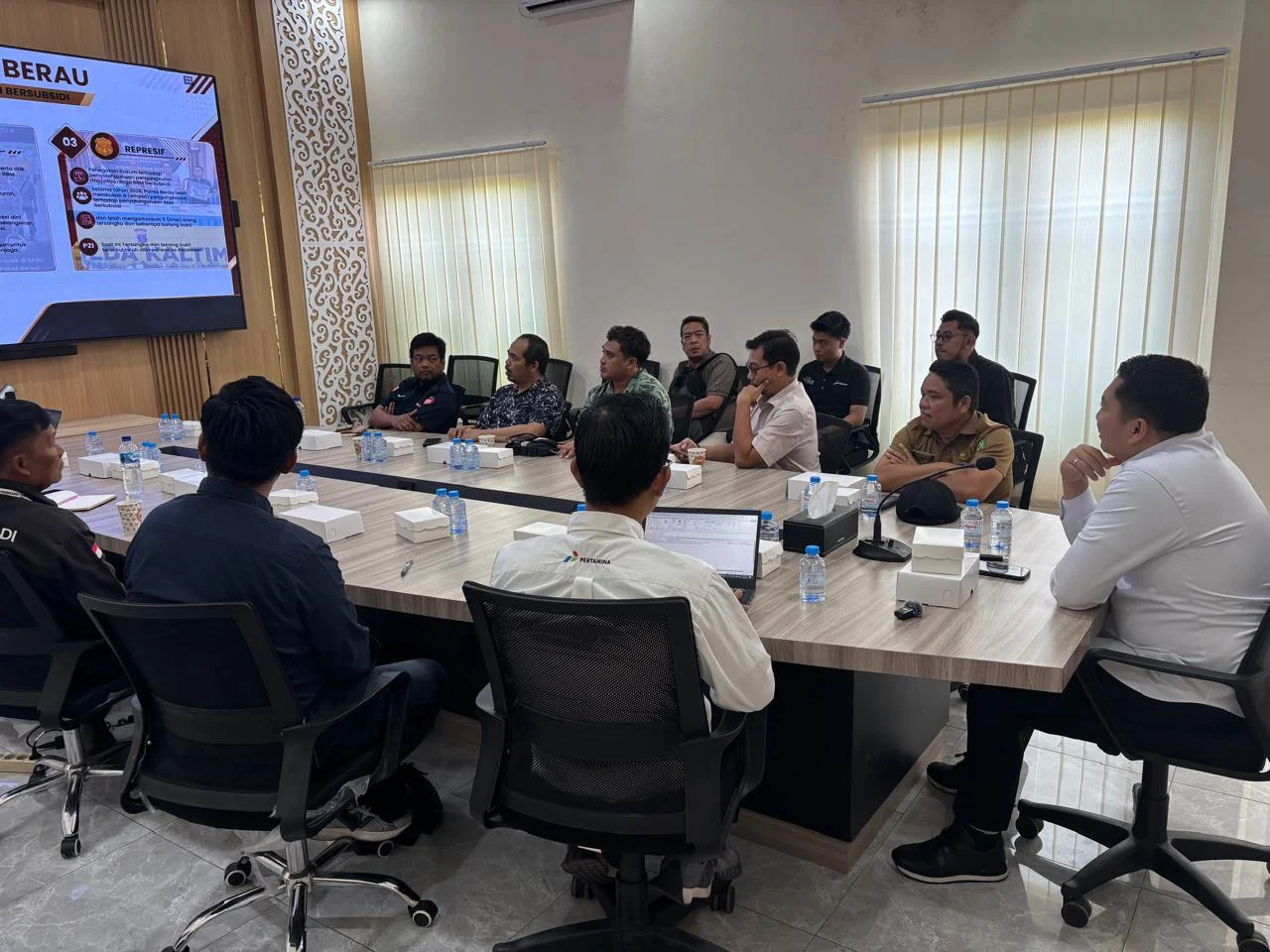 Rapat Koordinasi antara Satreskrim Polres Berau, manajemen Pertamina dan pengelola SPBU, Senin (10/8/7/2026). 