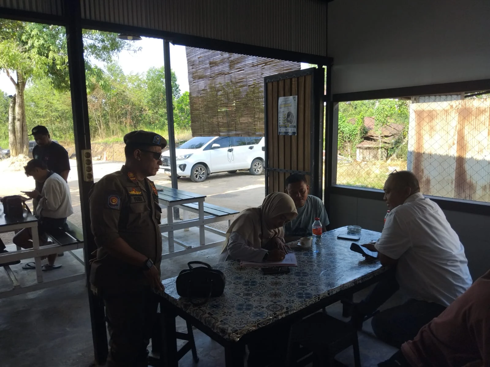 Enak-enakan Nongkrong saat Jam Kerja, 4 ASN Berau Terjaring Sidak Satpol PP