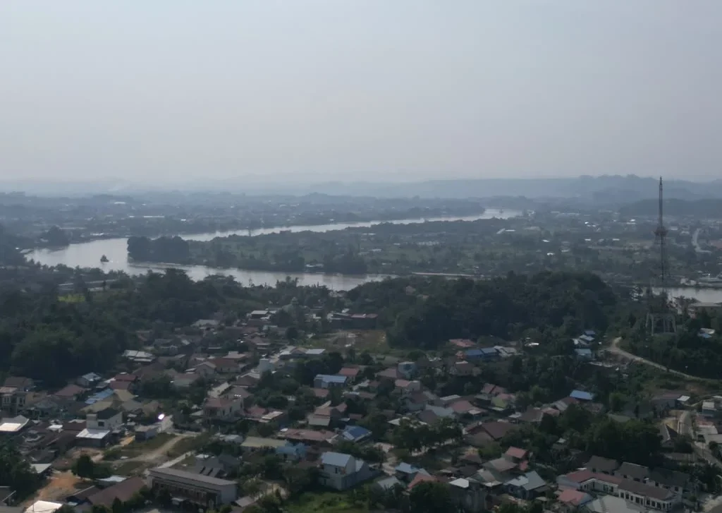 Pantauan udara kota Tanjung Redeb di tengah kepungan Karhutla dalam beberapa hari terakhir. (AIDIL/BT)