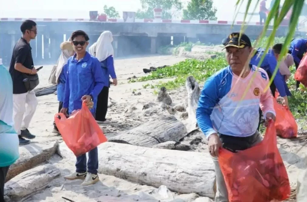 Ikut Aksi Bersih Pantai di Talisayan, Gamalis Tekankan Pentingnya Bangun Karakter Peduli Lingkungan Sejak Dini