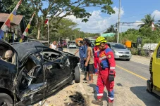 Mobil Hitam Laka Tunggal di Lamin, Sejumlah Botol Miras Ditemukan saat Evakuasi