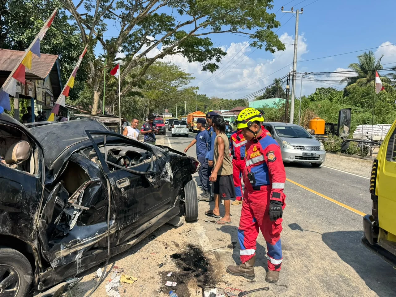 Mobil Hitam Laka Tunggal di Lamin, Sejumlah Botol Miras Ditemukan saat Evakuasi