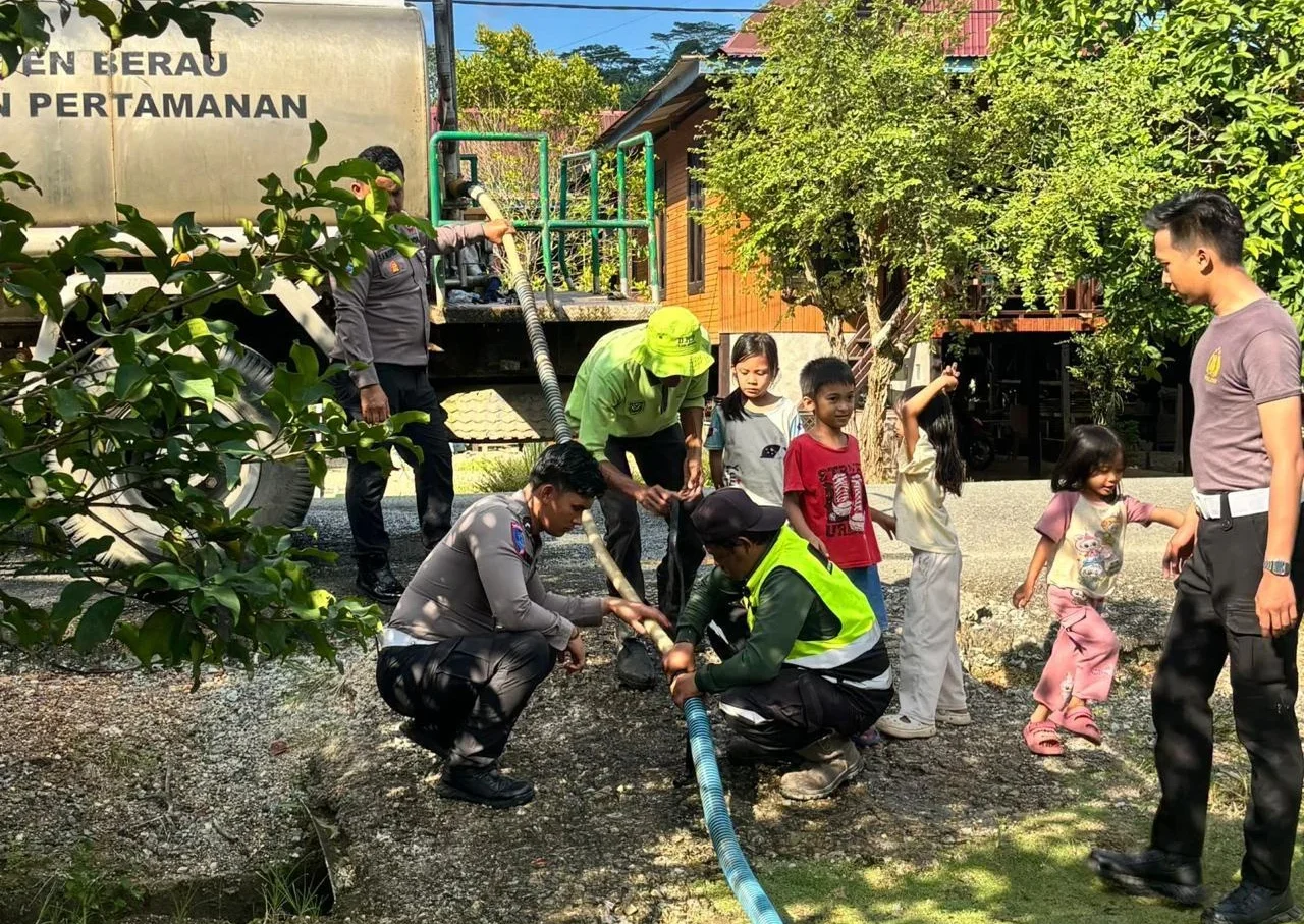 Krisis Air Bersih Hantui RT 7 Gunung Tabur, Warga Dapat Bantuan Polres Berau dan Koramil
