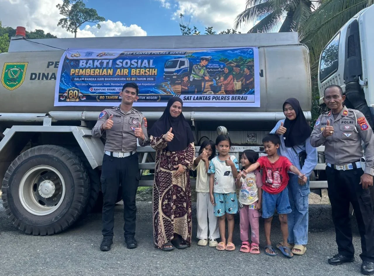Warga RT 7 Gunung Tabur dapat bantuan air bersih dari Satlantas Polres Berau. (IST)