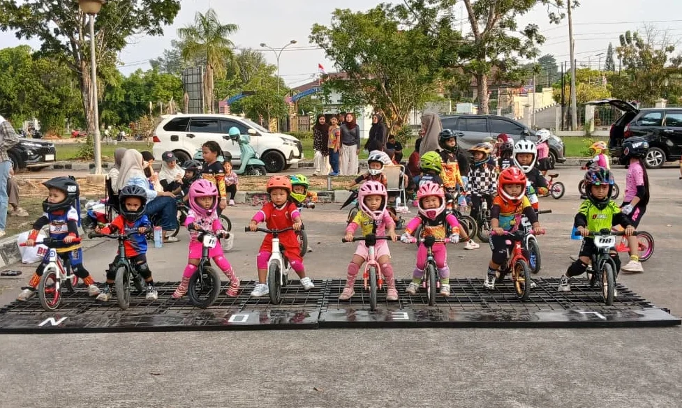 Foto bersama anak-anak di komunitas Pushbike Berau yang berlatih rutin di Kakaban Aquatic. (Adrikni/BT)