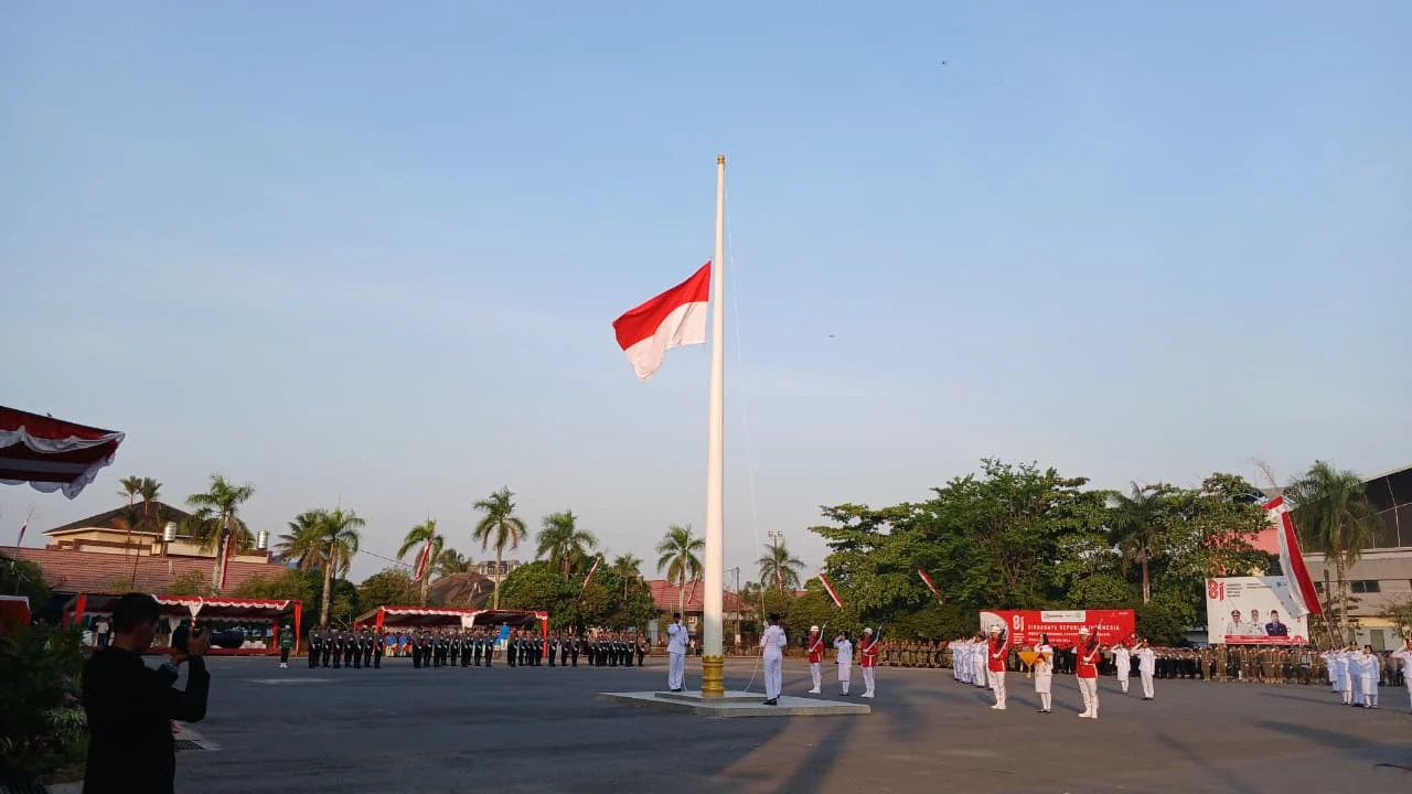 Tangis Haru dan Yel-Yel Kemenangan Warnai Suksesnya Penurunan Bendera HUT ke-81 RI di Berau