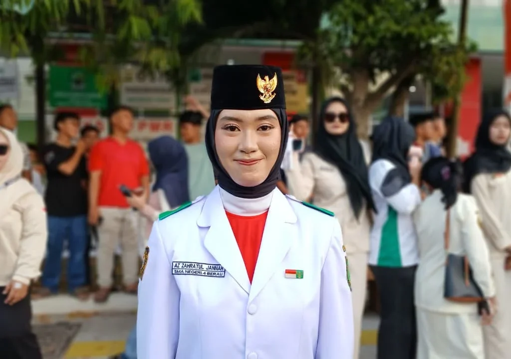 Pembawa baki saat upacara penurunan bendera asal SMAN 4 Berau, Az Zahratul Jannah. (Adrikni/BT)