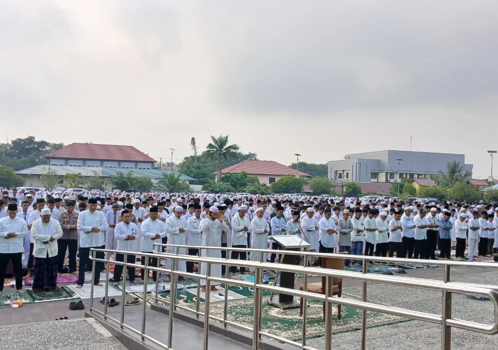 Suasana pelaksanaan Salat Istisqa di halaman Masjid Agung Baitul Hikmah, Rabu (19/8/2026). (Adrikni/BT)