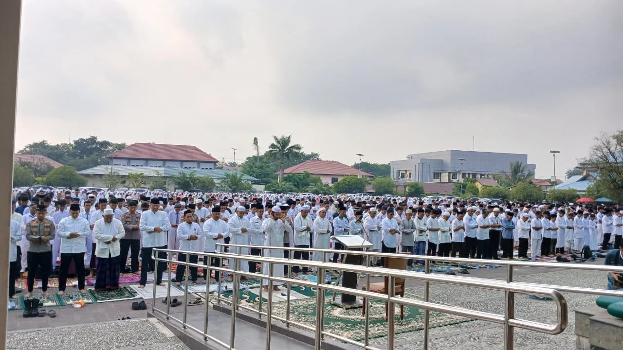 Suasana pelaksanaan Salat Istisqa di halaman Masjid Agung Baitul Hikmah, Rabu (19/8/2026). (Adrikni/BT)