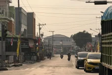 Dampak Kabut Asap Berau: DLHK Siram Air – Murid Sekolah Wajib Pakai Masker