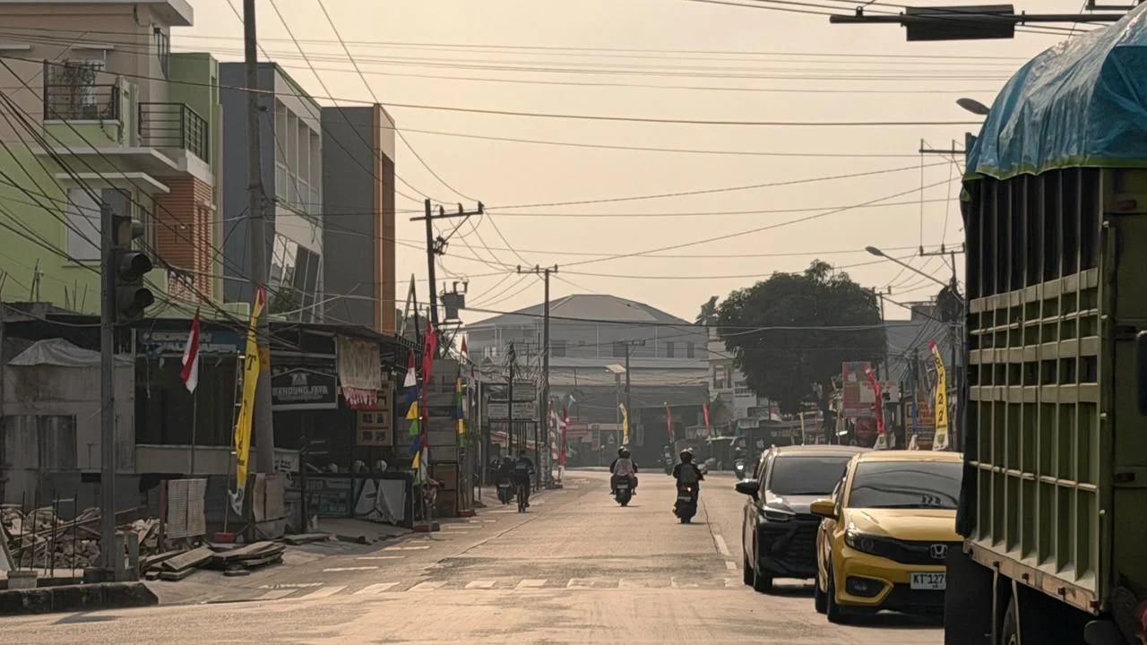Dampak Kabut Asap Berau: DLHK Siram Air – Murid Sekolah Wajib Pakai Masker