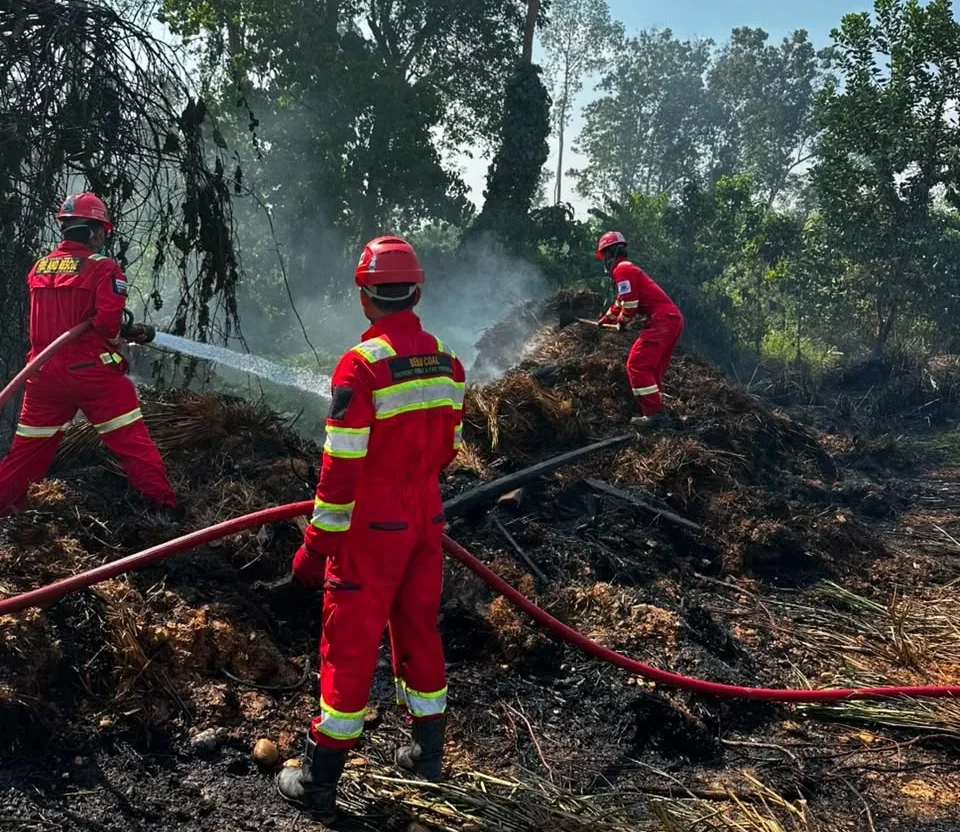 Tim ERG Berau Coal turun membantu proses pemadaman karhutla di RT 7 Jalan Poros Gurimbang–Sukan Tengah, Kecamatan Sambaliung, Selasa (18/8/2026).