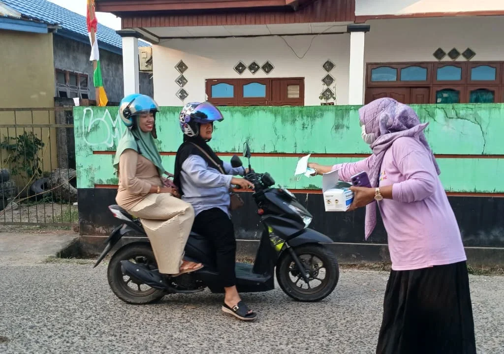 Warga RT 12 Kelurahan Karang Ambun bagi-bagi masker, Rabu (19/8/2026) sore.