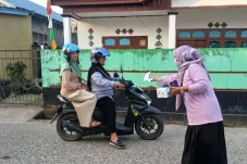 Antisipasi Kabut Asap, RT 12 Karang Ambun Bagi-bagi Masker Hasil Swadaya Warga