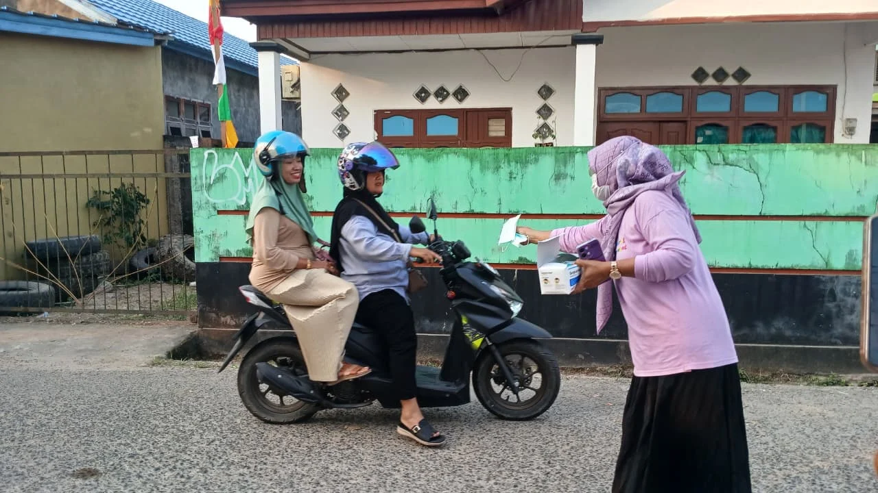 Antisipasi Kabut Asap, RT 12 Karang Ambun Bagi-bagi Masker Hasil Swadaya Warga
