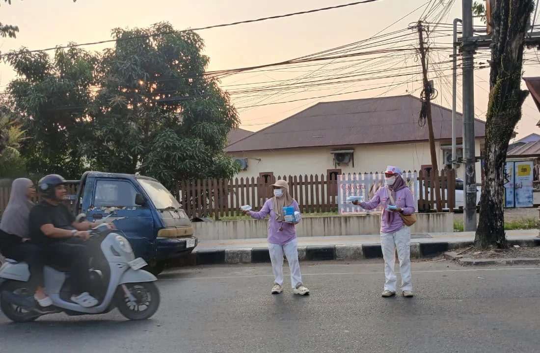 Warga RT 12 Kelurahan Karang Ambun bagi-bagi masker, Rabu (19/8/2026) sore.